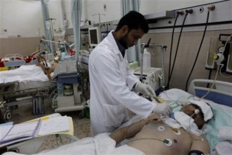 Một bác sĩ Libya chữa trị cho 1 người bị thương hồi tuần trước trong cuộc biểu tình chống lại lãnh đạo Libya Moammar Gadhafi tại Benghazi, Libya, 24/2/2011