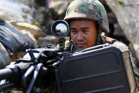 Binh sĩ Campuchia sẵn sàng chiến đấu tại khu vực đền Preah Vihear. Ảnh: AFP