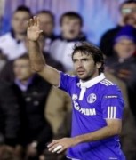 Raul tỏa sáng, Schalke giành lợi thế tại Valencia