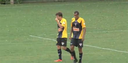 Rivaldo (bên phải) vẫn thi đấu không tồi ở tuổi 38.