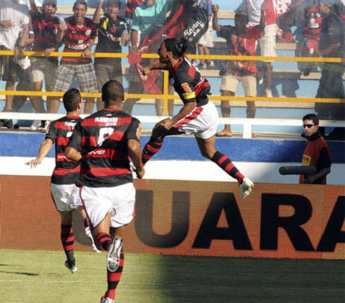 Ronaldinho phấn khích sau khi ghi bàn mở hàng ở Flamengo. Ảnh: O'Globo.
