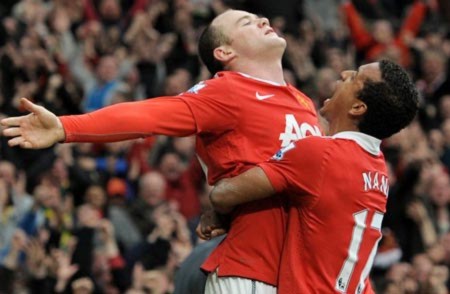 Rooney (trái) và Nani là tác giả của hai bàn thắng cho MU.