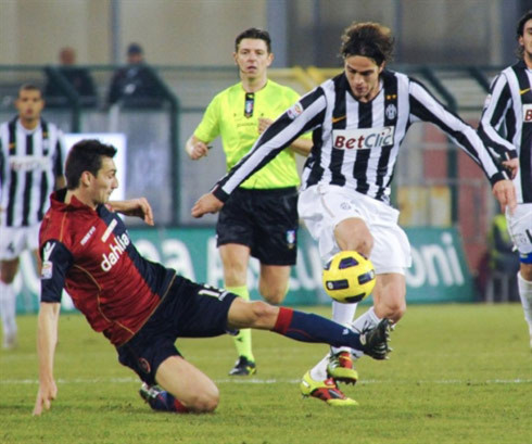Matri (áo sọc trắng đen) đang hòa nhập nhanh vào môi trường mới ở Juventus. Ảnh: AFP.