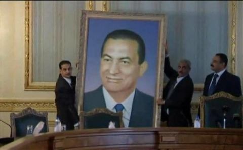 Các viên chức gỡ bỏ bức ảnh của ông Mubarak trong tòa nhà Văn phòng Nội các ở Cairo