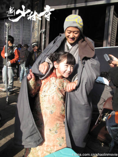Diễn viên nhí trong phim vào vai con gái Hầu Kiệt khiến nhiều người xem cảm động vì diễn xuất tự nhiên, thông minh.