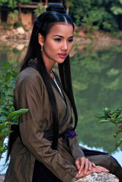Mang vẻ đẹp hiện đại của một siêu mẫu nhưng Bebe Phạm hóa thân khá thành công vào vai người đẹp cổ trang của bộ phim truyền hình mang đề tài lịch sử dài nhất từ trước đến nay.