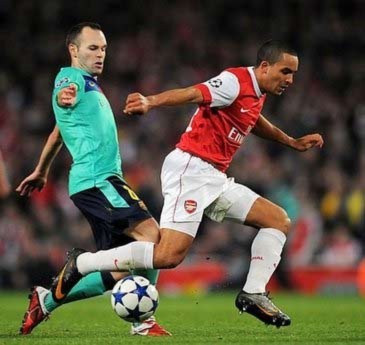 Iniesta và Walcott trong trận Arsenal thắng 2-1.