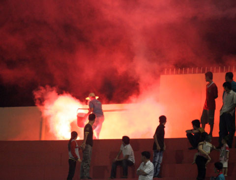 Nhóm khán giả của Navibank Sài Gòn đốt pháo sáng trên khán đài ăn mừng chiến thắng của đội nhà. Ảnh: An Nhơn.
