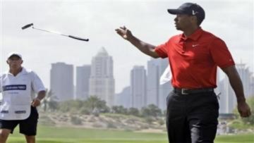 Tiger Woods nhổ bọt trên sân golf
