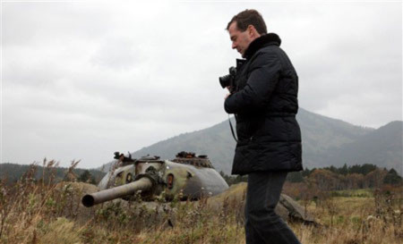 Tổng thống Nga Medvedev tự quy phim chụp ảnh khi đặt chân lên quần đảo Kurils năm ngoái. Ảnh: AFP