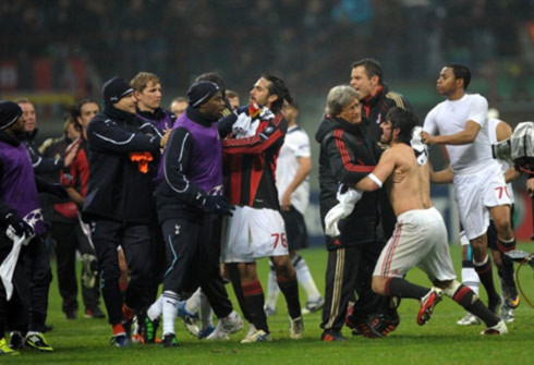 Hình ảnh xuất về Gattuso (cởi trần) cuối trận. Ảnh: AFP.