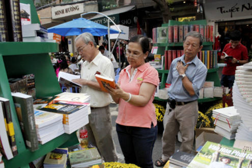 Đường sách vào dịp Tết đầu tiên của TP HCM thu hút hàng độc giả nhiều độ tuổi.