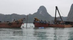 Trục vớt tàu du lịch bị chìm trên vịnh Hạ Long
