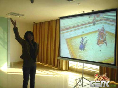 Nữ game thủ đang sử dụng hệ thống cảm biến để chơi Vương Đồ Đại Lục.