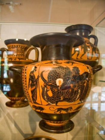 GreekArt2 Nhiều chiếc bình của Hy Lạp cổ đại và cổ điển miêu tả các vị Thần, tín ngưỡng, các câu chuyện nổi tiếng, và các sự kiện, chẳng hạn như hôn lễ, chiến tranh, và các cuộc thi Olympic được tổ chức trên đỉnh Olympia (Dan Skorbach/The Epoch Times)