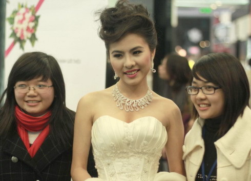 Vân Trang diện váy cưới trong buổi ra mắt 