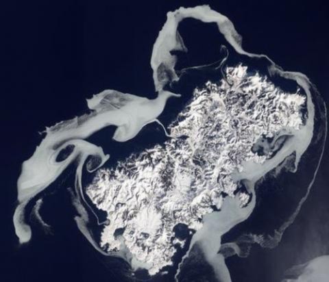 Những tảng băng bao quanh đảo Shikotan (nằm từ phía bắc Nhật Bản tới bán đảo Kamchatka của Nga) trông giống như một dải lụa trắng khổng lồ. Hình ảnh tuyệt đẹp này được vệ tinh quan sát Earth Observing-1 của NASA ghi lại được vào ngày 14/2 vừa qua.