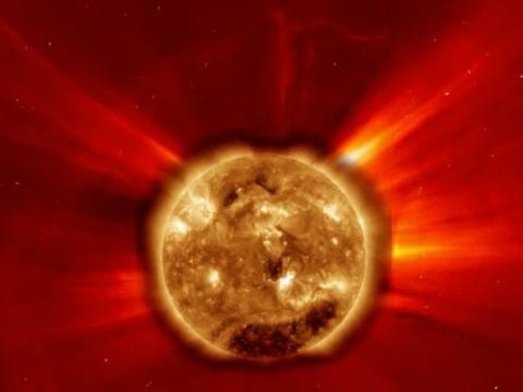 Hình ảnh Mặt trời phun trào trông như một viên kim cương màu sô-cô-la. Các nhà khoa học lo ngại sự hoạt động mạnh mẽ của Mặt trời có thế gây ra các cơn bão từ lớn ảnh hưởng tới các thiết bị điện ở Trái đất.