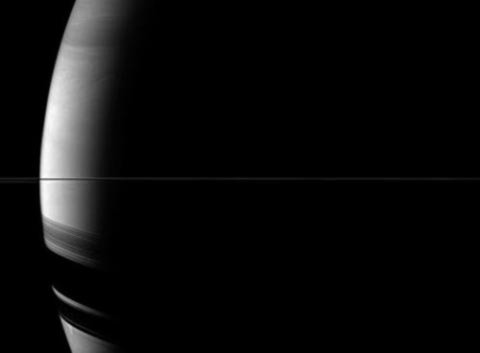 Bức ảnh mới nhất của tàu thăm dò Cassini chụp được cho thấy một đường nhỏ bao quanh sao Thổ.