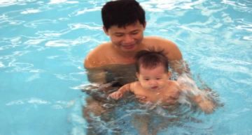 Bé 8 tháng tuổi tập bơi