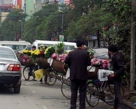 Các gánh hoa rong cũng được nhiều người tiêu dùng lựa chọn. Ảnh: Xuân Ngọc