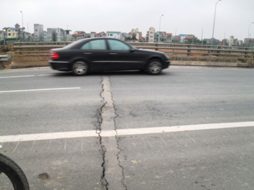 Những vết nứt sâu, kéo dài ở nhiều đoạn trên Đại lộ Thăng Long