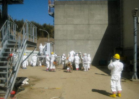 Một nhóm công nhân chuẩn bị làm việc gần lò phản ứng số 3 và số 4 tại nhà máy Fukushima I. Ảnh: AP.