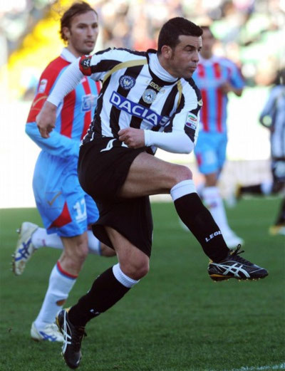 Di Natale (áo trắng đen) đạt hiệu suất gần 2 bàn mỗi trận trong 4 trận Serie A gần nhất.
