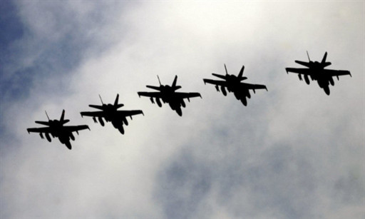 Các phi cơ chiến F18 Hornet của Canada tới căn cứ quân sự của Italy trên đảo Sicily ngày 18/3, chuẩn bị cho chiến dịch vùng cấm bay ở Libya. Ảnh: AFP