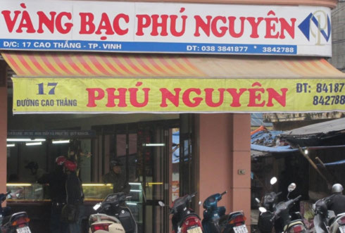 Các tiệm vàng ở Nghệ An đều thông báo ngừng mua bán đôla. Ảnh: Nguyên Khoa