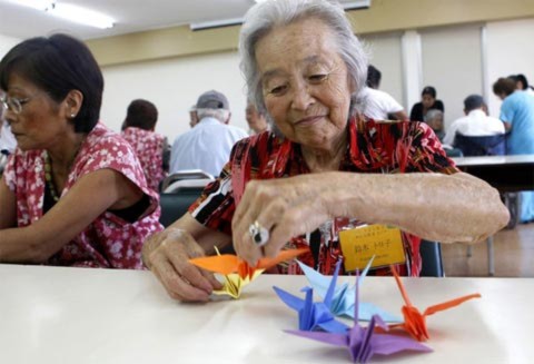 Bà Toyoko Suzuki, người gốc Nhật, chăm chút cho từng con hạc giấy.