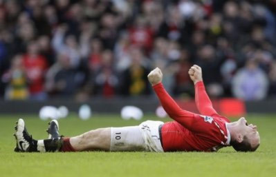 Rooney nằm lăn ra sân mừng chiến thắng.