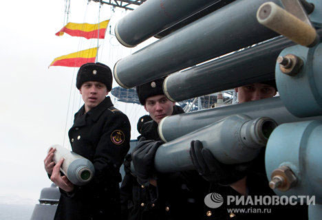 Cuộc chiến giả định được chỉ huy từ tàu chiến chống tàu ngầm Kulakov. Trong ảnh: các thủy thủ đang vận hành hệ thống cản phá radar.