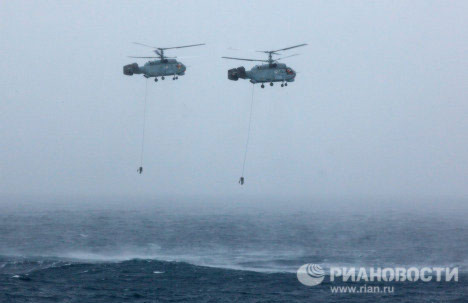 Hai trực thăng Kamov Ka-27 Helix và một phi cơ tuần tra vùng biển Ilyushin Il-38 May sẽ trợ giúp định vị tàu ngầm. Trong ảnh: trực thăng Helix thả phao sonar VGS-3 để phát hiện tàu ngầm.