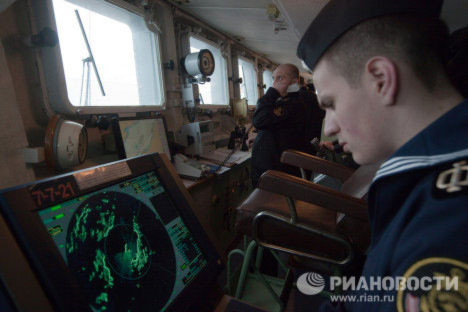 Sau đó tàu ngầm của địch sẽ bị phá hủy bởi 8 loạt bom phóng ra từ tàu chiến Kulakov. Trong ảnh: thủy thủ tàu Kulakov điều khiển màn hình radar.