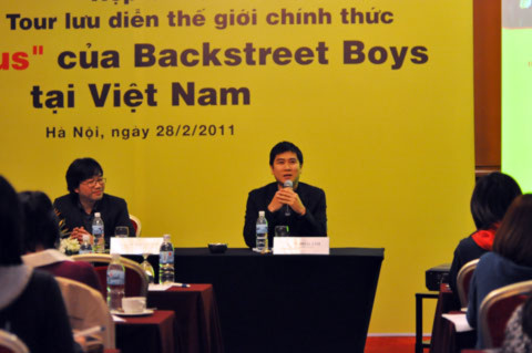 Hồ Hoài Anh trong buổi họp báo sáng 28/2 về tour diễn của Backstreet Boys tại Hilton, Hà Nội.