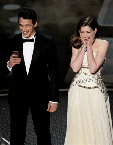 Hai MC trẻ trung James Franco và Anne Hathaway không thành công trong việc thu hút khán giả trẻ đến với Oscar.