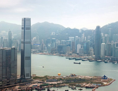 Khách sạn Ritz-Carlton Hong Kong nằm trên tầng 118 của tòa nhà cao nhất Hong Kong (trái). Ảnh: AFP.