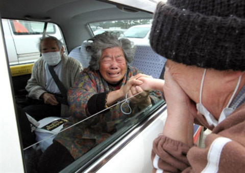 Một phụ nữ chia tay người họ hàng khi di tản tới nơi con trai sống tại thành phố Hokkaido. Ảnh: AFP.