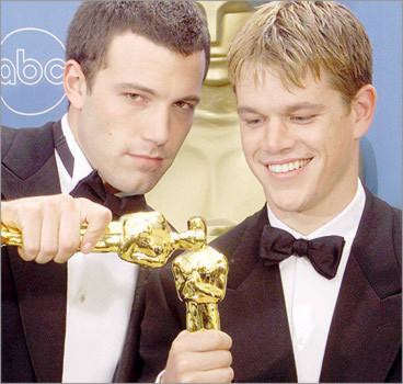 Ben Affleck và Matt Damon nhận giải Oscar năm 1997. Khi đó, cả hai đều là những ngôi sao trẻ triển vọng của Hollywood. Ảnh: collider.