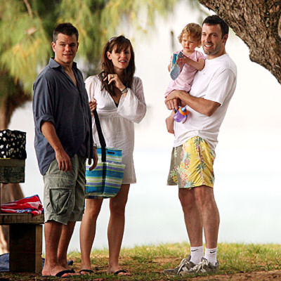 Matt Damon cùng gia đình Ben Affleck gồm Ben, vợ Jennifer Garner và con gái Violet trong một chuyến đi chơi ở Hawaii năm 2007. Ảnh: celebritymoms.