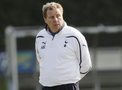 HLV Redknapp trên sân tập của Tottenham.