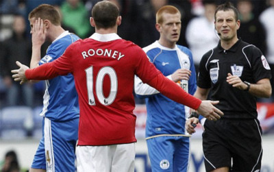 Trọng tài Clattenberg được cho là đã nương tai với Rooney.
