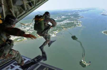 Lính biệt kích nhảy xuống biển từ máy bay vận tải quân sự C-130 Hercules trong một cuộc diễn tập. Ảnh: sorin-aviation.com.