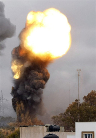 Khói lửa bốc lên ở Tripoli hôm qua. Ảnh: AFP.