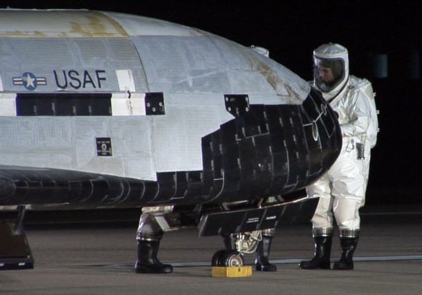 X-37B trở về Trái Đất ngày 3/12/2010 sau chuyến bay thử nghiệm đầu tiên