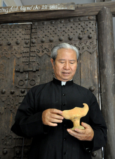 Chiếc đèn đất nung Đông Sơn được linh mục Nguyễn Hữu Triết quý nhất. Ảnh: Thiên Chương.
