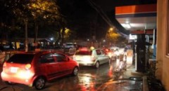 Người Hà Nội đội mưa, chạy đua trước giờ xăng tăng giá