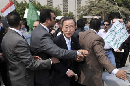 Các vệ sĩ lập rào chắn xung quanh Tổng thư ký Liên Hợp Quốc khi những người ủng hộ chính phủ Libya chạy tới