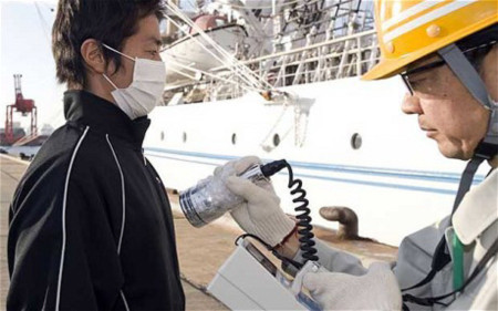 Một thành viên của nhóm Fukushima 50 đang được kiểm tra phơi nhiễm phóng xạ. Ảnh: Telegraph